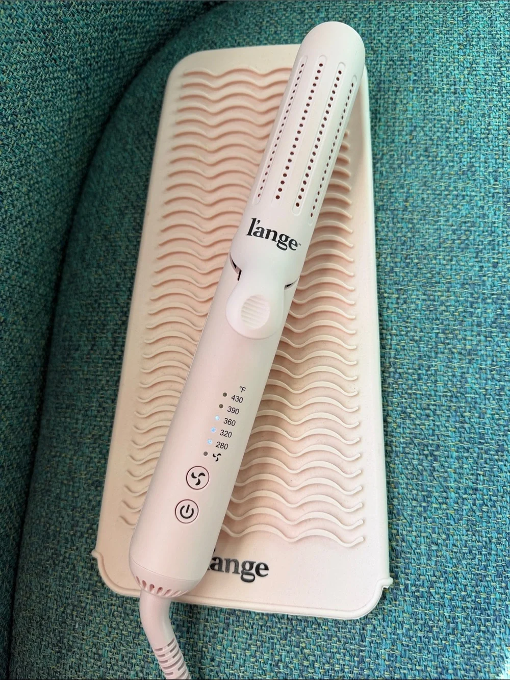 L'ange le duo standard classic Styling Wand in Blush Pink.